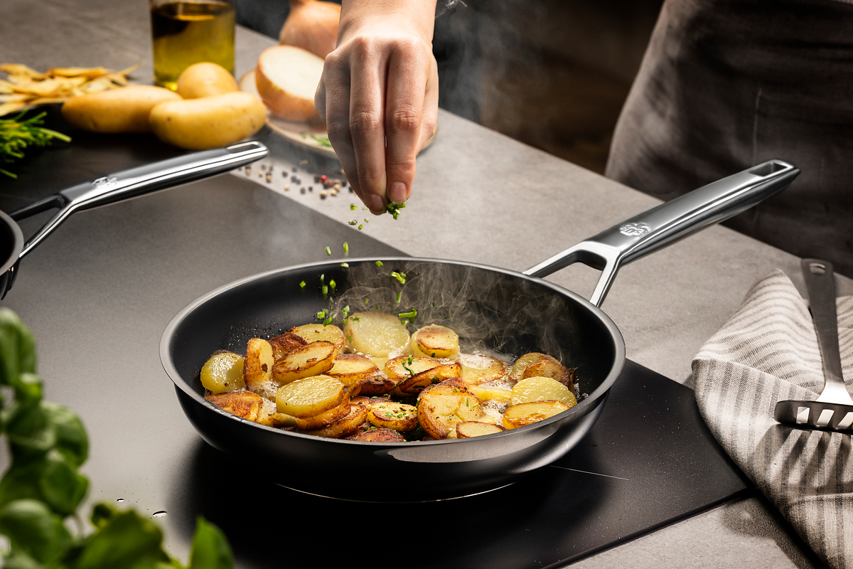 Bratpfanne Astral: Antihaft-Effekt ohne PFAS und PTFE