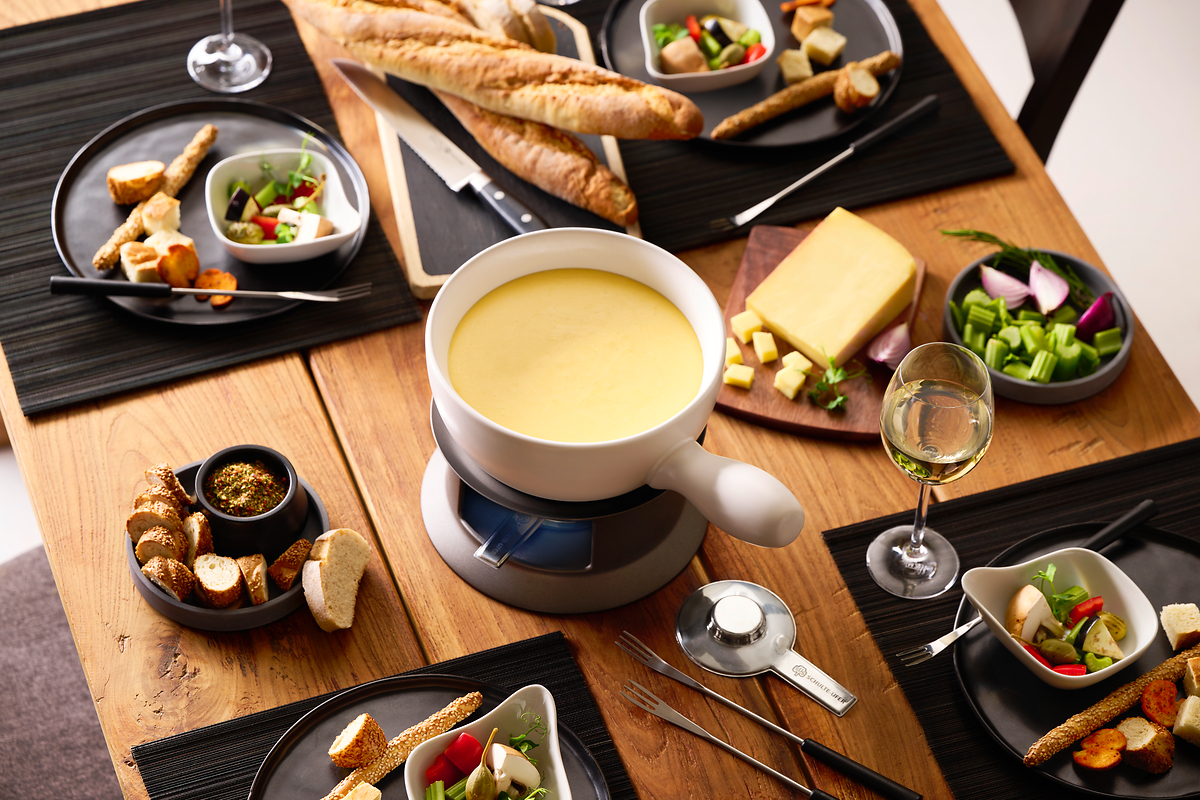Tessin_Fondue_Kaese_Tisch_Brot